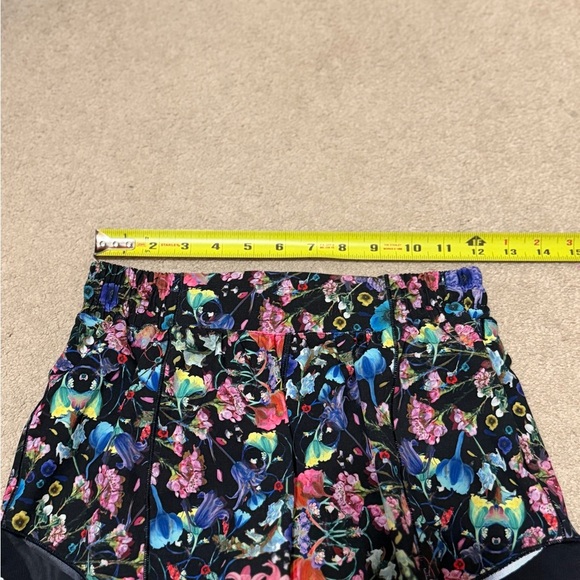 Lululemon hotty hot short low rise size 6 euc - Picture 4 of 5